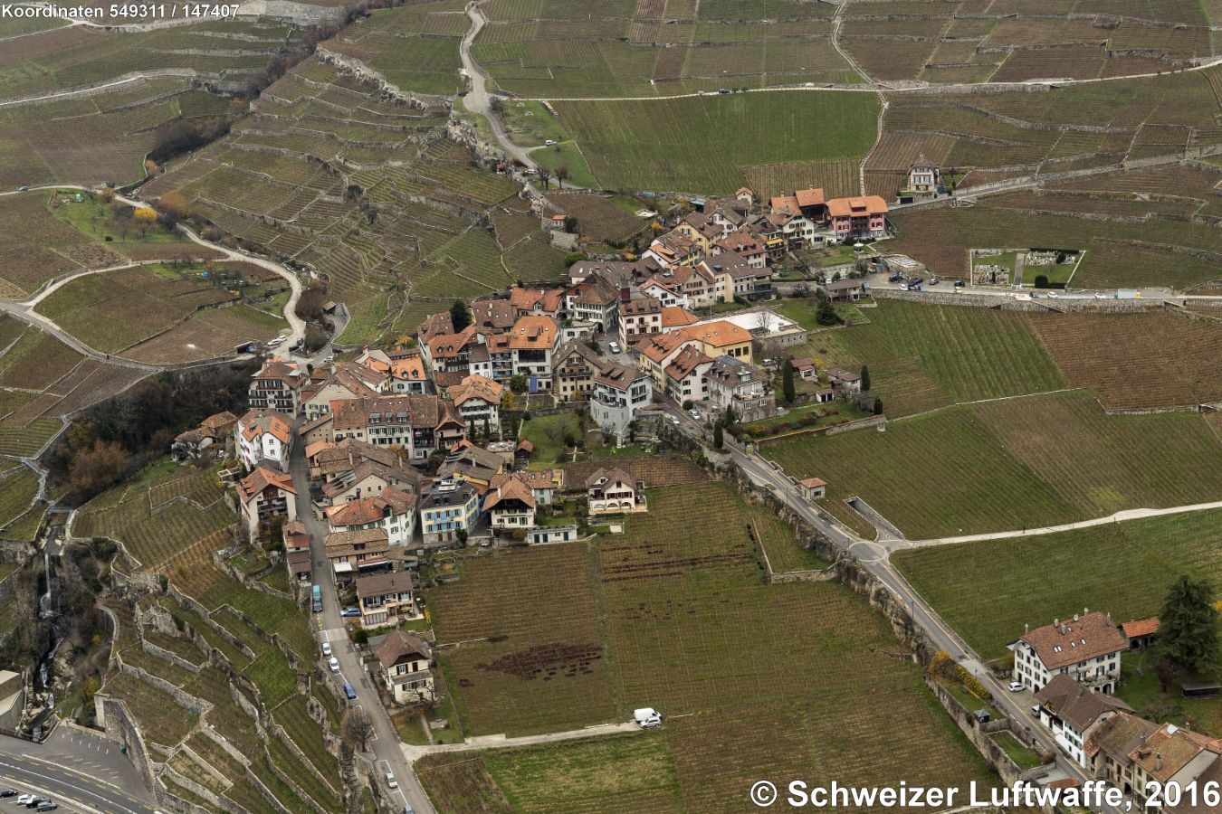 Lavaux: Dorf Rivaz am Chebrex (Position 2'549'293.15, 1'147'473.65). Das Dorf ist eine der kleinsten Gemeinden der Schweiz, ein charmantes Winzerdorf in den Weinbergen hoch über dem Lac Léman.